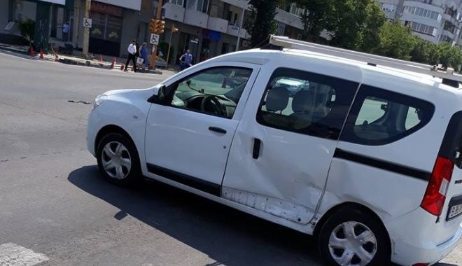 GALERIE FOTO / Accident rutier pe bulevardul Tomis. O mașină de poliție este implicată! - acc1-1529571310.jpg
