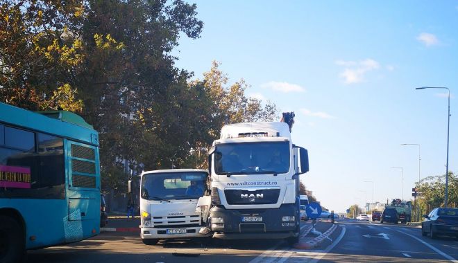 Accident rutier mai puțin obișnuit, pe bulevardul Aurel Vlaicu. Traficul este îngreunat! - acc1-1538726857.jpg