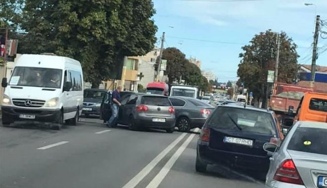 Accident rutier la Constanța, după ce un șofer a vrut să taie linia dublă continuă - acc1-1569243150.jpg