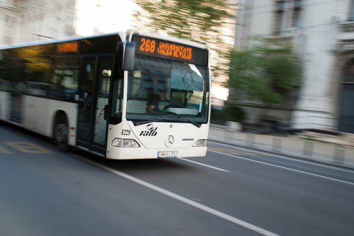 Accident grav în Capitală: Șase mașini avariate, după ce șoferul unui autobuz RATB a pierdut controlul volanului - acc123-1529754616.jpg