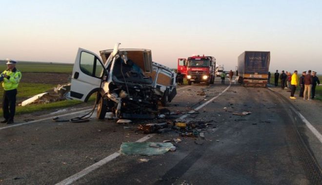 Galerie foto-video / ACCIDENT CUMPLIT! Impact frontal între un TIR și o autoutilitară. Morți și răniți! - acc12aprilie192700600-1523515525.jpg