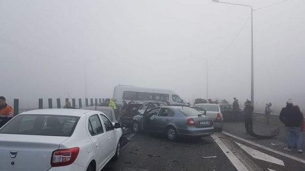 Accident în lanț pe autostradă! Opt mașini s-au ciocnit - acc133099100-1545303356.jpg