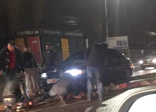 Accident spectaculos la Constanța. Un BMW s-a urcat pe o insulă de sens giratoriu de pe bulevardul Aurel Vlaicu - acc2-1518679897.jpg