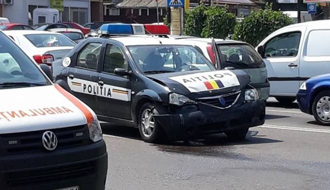 GALERIE FOTO / Accident rutier pe bulevardul Tomis. O mașină de poliție este implicată! - acc2-1529571316.jpg