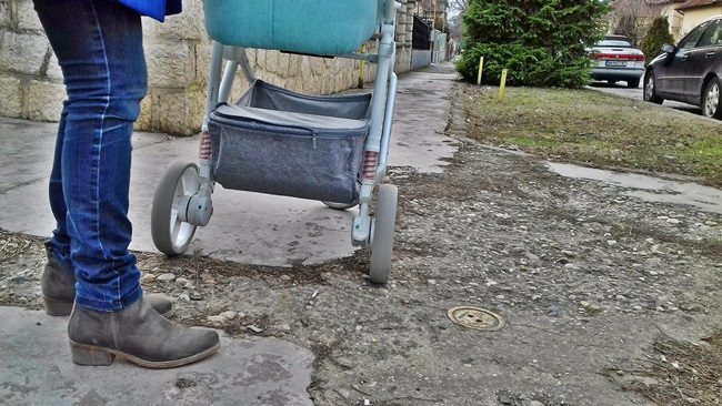 Copil de doi ani, ACCIDENTAT după ce mama lui a traversat printr-un loc nepermis - acc2-1530722040.jpg