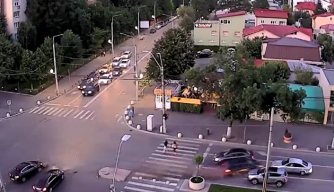 VIDEO / Șase dintr-o lovitură. ACCIDENT SPECTACULOS în Capitală - acc2-1591251285.jpg