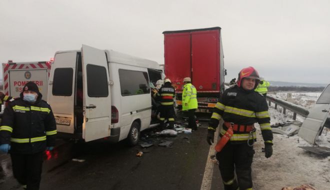 Un mort și mai mulți răniți, după ce un microbuz s-a ciocnit cu un TIR - acc2-1642841334.jpg