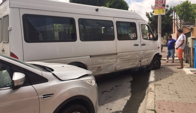 GALERIE FOTO / ACCIDENT RUTIER CU CINCI RĂNIȚI la Medgidia, după ce o mașină a intrat într-un microbuz de pasageri - acc3-1465559480.jpg