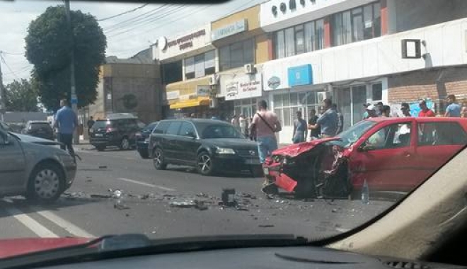 GALERIE FOTO / Accident rutier la Constanța! La un pas de tragedie, după ce o mașină a intrat pe contrasens - acc3-1502800152.jpg