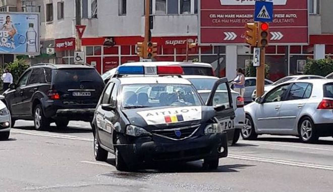 GALERIE FOTO / Accident rutier pe bulevardul Tomis. O mașină de poliție este implicată! - acc3-1529571298.jpg