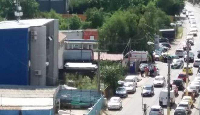 GALERIE FOTO / Accident violent pe strada Baba Novac! Circulația se desfășoară cu dificultate în zonă - acc3-1529835273.jpg