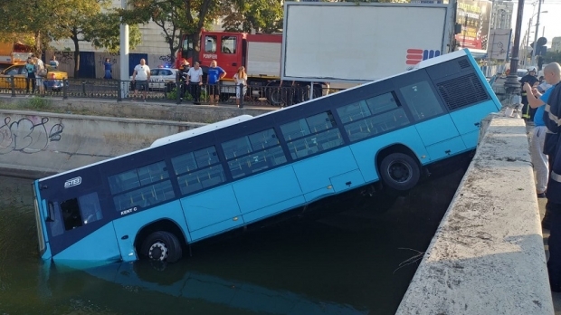 VIDEO. Primele imagini cu momentul în care autobuzul STB a căzut în Dâmbovița - accautobuz113003300-1567335448.jpg