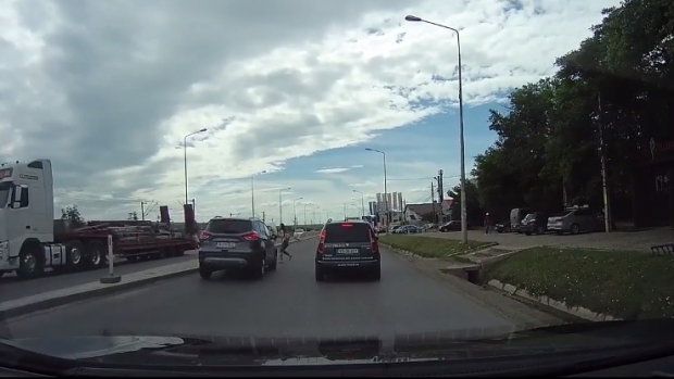 ACCIDENT GRAV. TÂNĂRĂ SPULBERATĂ DE O MAȘINĂ ÎN PLINĂ STRADĂ - accc87658400-1497113094.jpg