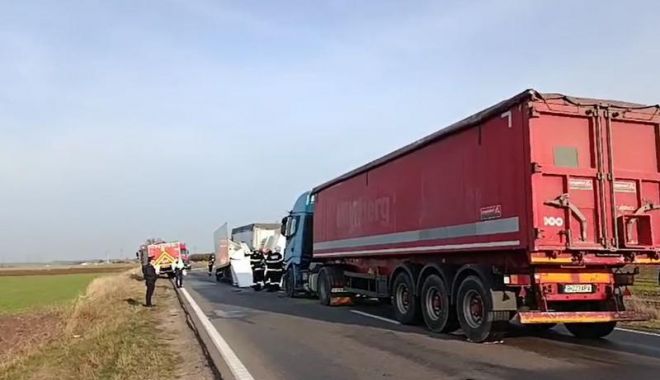 VIDEO / Accident mortal pe E70, după o șicanare între două tiruri și o dubă. O persoană a murit strivită - accccc-1637411040.jpg