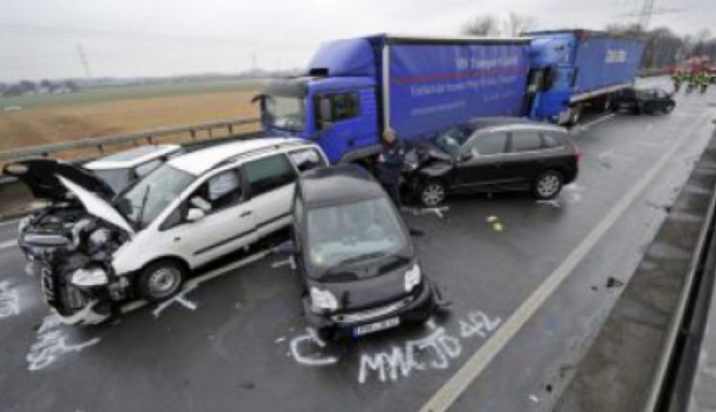 ACCIDENT în LANȚ în care au fost implicate șapte mașini - accdent64682700-1398179133.jpg