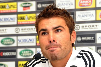 Adrian Mutu, suspendat trei etape după ce a lovit un adversar - accesenaunveilsnewplayeradrianmu-1318868493.jpg