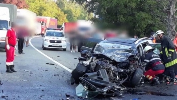 Două persoane au decedat, după ce o mașină și un TIR s-au ciocnit frontal - acci95182400-1563602104.jpg
