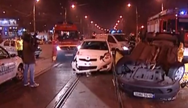 Un taxi în care se aflau trei clienți s-a răsturnat într-o intersecție din București! - accident-1321699932.jpg