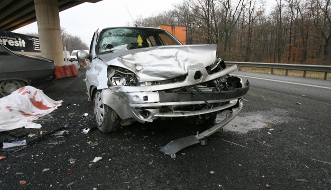 Un fost jurnalist constănțean și politician a făcut prăpăd pe șosea VIDEO - accident-1321776731.jpg