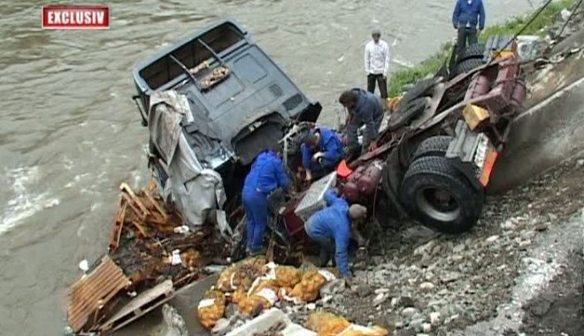A plonjat cu TIR-ul în OLT, dar a scăpat teafăr - accident-1337414849.jpg