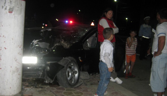 Mașină făcută praf la Tuzla - accident-1337628728.jpg