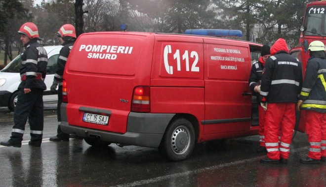 O șoferiță neatentă s-a răsturnat cu mașina în afara drumului - accident-1346137672.jpg