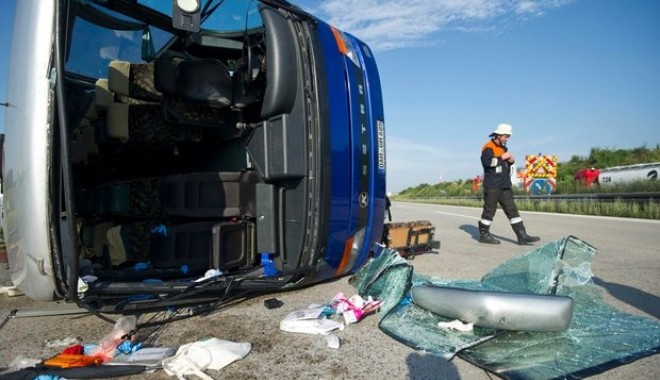 Trei români au murit într-un accident de microbuz, în Germania - accident-1351337844.jpg