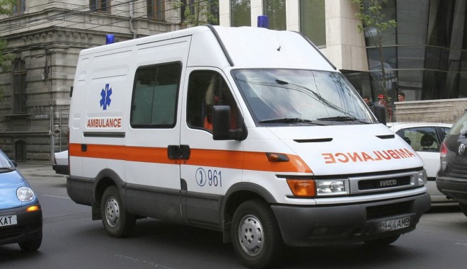 A intrat cu mașina în pom - accident-1359507982.jpg