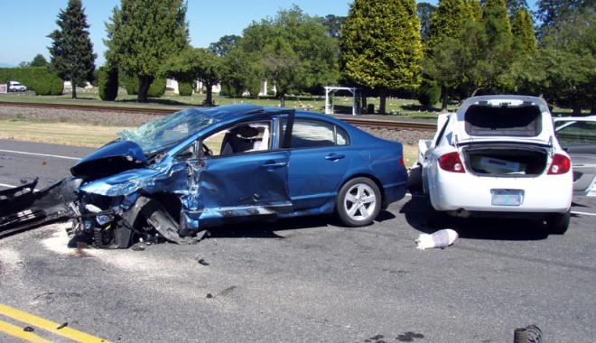Ce gafă monumentală fac șoferii când le apare un pericol în față - accident-1366996773.jpg
