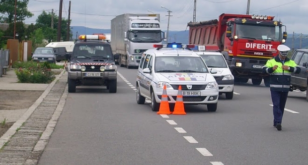 Un TIR încărcat cu carne s-a răsturnat pe DN 6. Circulația, blocată în urma incidentului - accident-1379754873.jpg