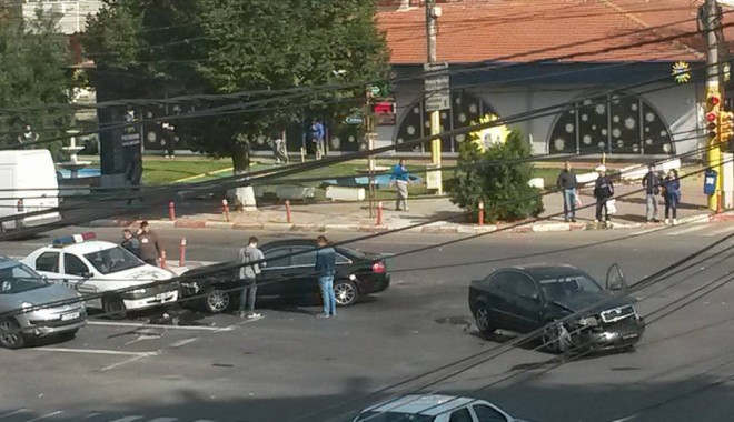 Accident cu trei mașini la Delfinariu / S-a izbit exact în autospeciala Poliției! - accident-1413370406.jpg