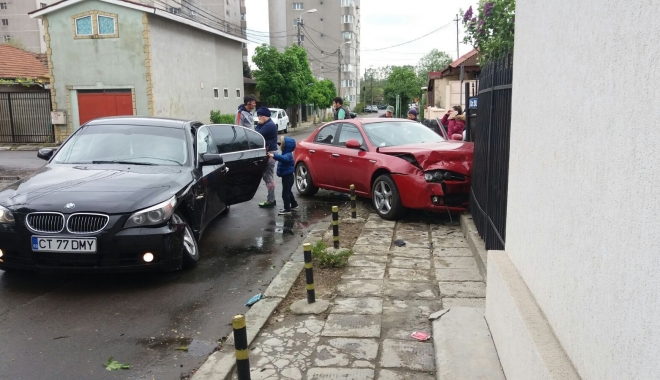 Accident pe strada Petre Papadopol, din Constanța. Un șofer a intrat în gardul unei case - accident-1461149806.jpg