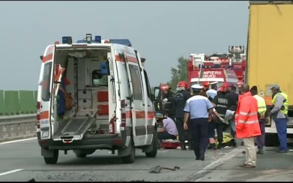 Accident grav pe A1 cu cinci răniți. O mașină a fost lovită de un tir - accident-1481964387.jpg