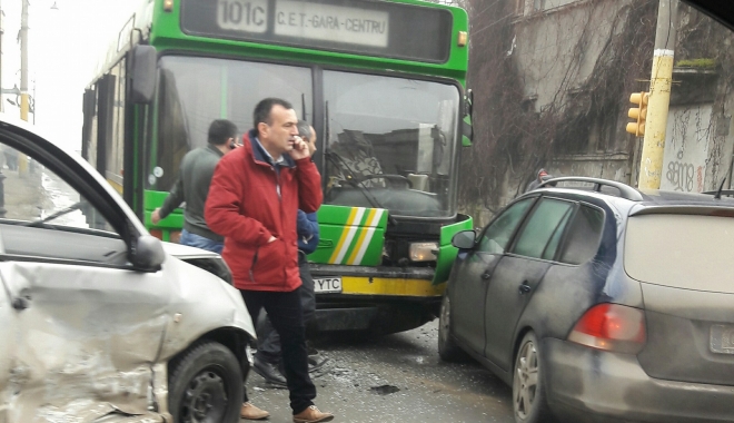 Galerie foto. ACCIDENT RUTIER LA CONSTANȚA, între un autobuz RATC și două autoturisme: 