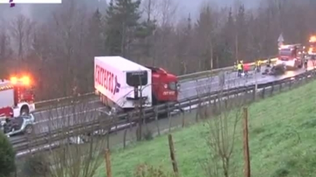 Mașină spulberată de TIR. Doi bărbați au murit, iar altul este în stare gravă - accident-1489499792.jpg