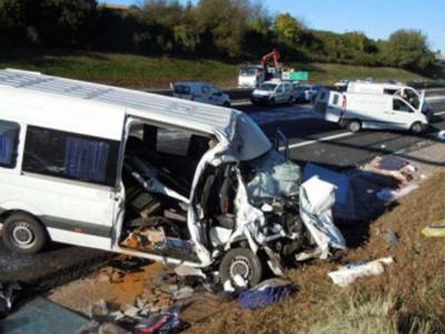 Opt români, răniți într-un accident rutier, în Austria - accident-1494068949.jpg