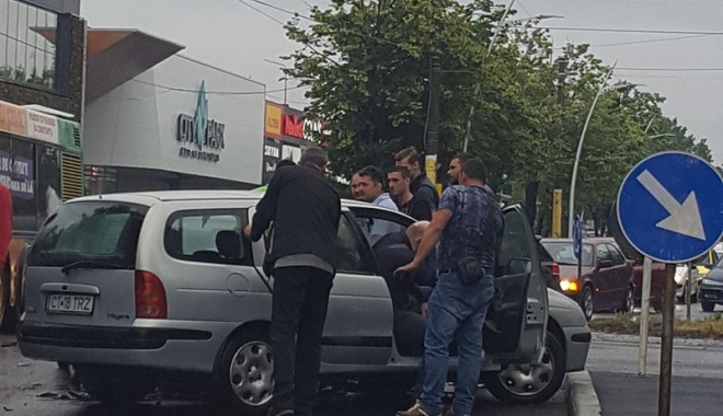 Accident rutier la City Park Mall. O persoană rănită - accident-1497022095.jpg