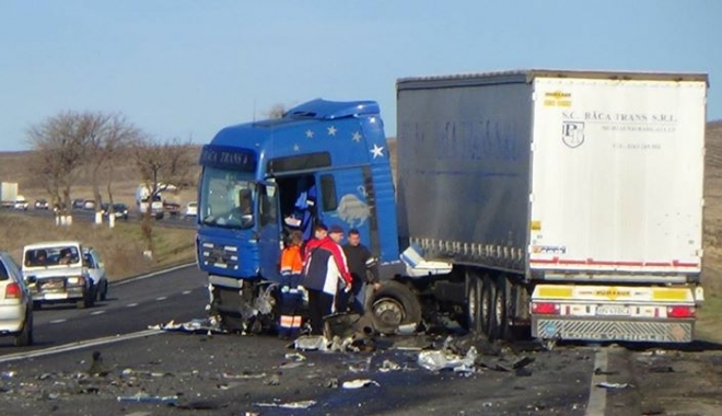 Accident în această dimineață. Un autotren s-a răsturnat în afara șoselei și a lovit o conductă de gaze - accident-1507098434.jpg
