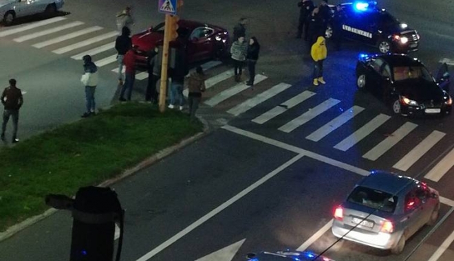ACCIDENT CU UN MUSTANG, LA CAPITOL / ȘOFERUL, FĂRĂ PERMIS DE CONDUCERE! - accident-1516023885.jpg