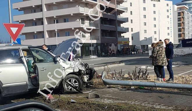 Accident pe bulevardul Mamaia. Un șofer a dărâmat doi stâlpi - accident-1517920014.jpg