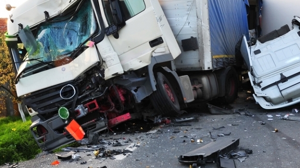 ACCIDENT GRAV, sâmbătă dimineața: 3 morți și un rănit. Mașină spulberată de un TIR - accident-1518250254.jpg