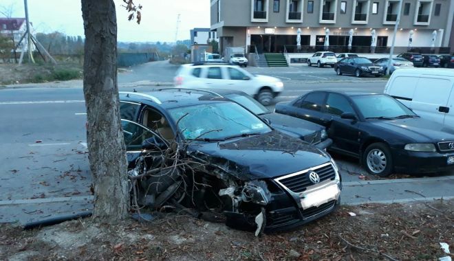 Accident grav la Constanța. Un șofer băut a intrat cu mașina în copac și în două mașini parcate - accident-1540189808.jpg