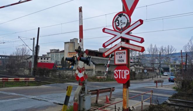 Un tren de persoane a deraiat după ce a lovit un camion. Mecanicul de locomotivă este singurul rănit - accident-1566401434.jpg