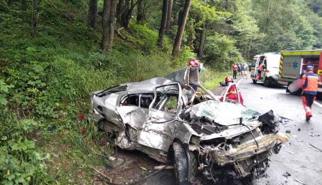 Doi oameni au murit striviți de un TIR într-o mașină - accident-1597600856.jpg