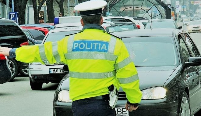 Doi poliţişti de la Rutieră, loviţi de o maşină când dirijau circulaţia - accident-1613459819.jpg