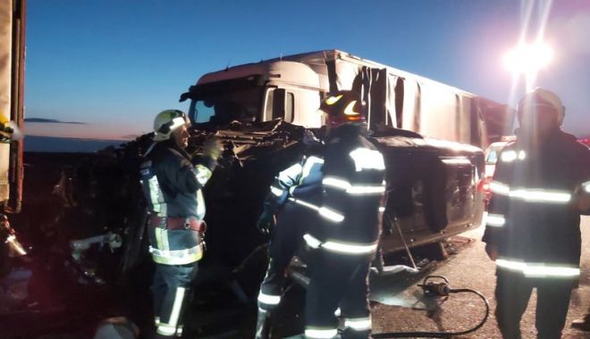 Accident grav pe A1! Un mort și 16 răniți grav după ce un microbuz a intrat într-un TIR - accident-1623650409.jpg
