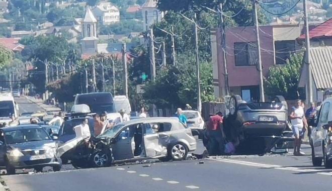 Carambol cu trei maşini pe drumul spre Costineşti. Unul dintre şoferi era băut - accident-1629113086.jpg