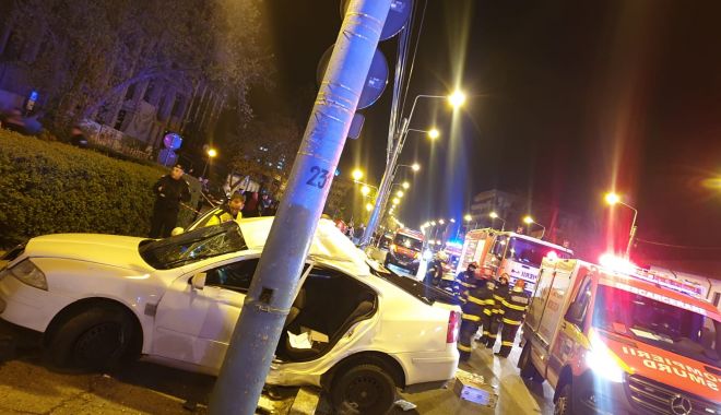 UPDATE: ACCIDENT GRAV în Mamaia. O mașină a intrat în stâlp, PATRU VICTIME!