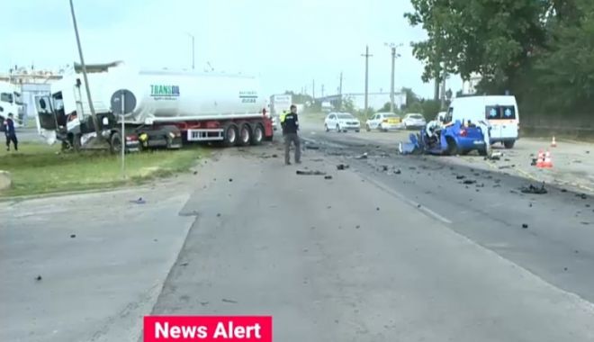Un șofer a murit după ce mașina pe care o conducea s-a izbit de o cisternă - accident-1654942951.jpg