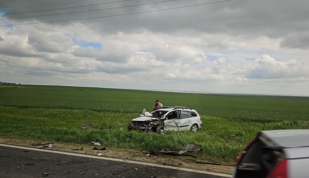 Accident rutier în localitatea Mihai Viteazu. O șoferiță s-a răsturnat cu mașina în câmp - accident-1714130878.jpg